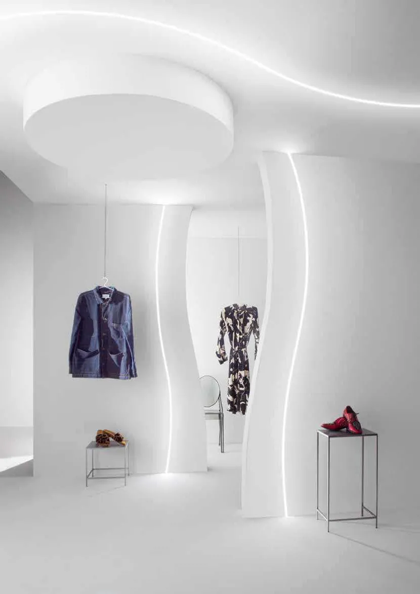 Profilo snodabile Bend Fan Europe su una parete curva illuminata in un ingresso bianco