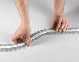 Mani che piegano il profilo snodabile Bend Fan Europe