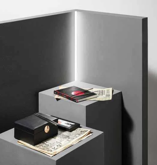 Angolo interno illuminato dal profilo Angle Fan Europe sopra un tavolino con libri