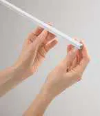 Mani che inseriscono il diffusore nel profilo Micro Fan Europe