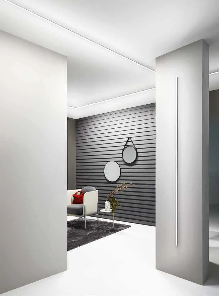 Parete a doghe scure con profilo Ultra Fan Europe acceso a soffitto