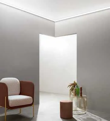 Profilo angolare Dorik Fan Europe nello spigolo del soffitto sopra una poltrona
