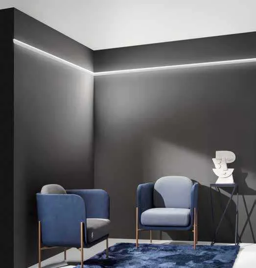 Profilo a veletta Trim Fan Europe acceso dietro una poltrona in pelle