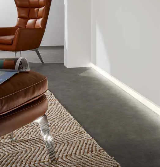 Perimetro del soffitto illuminato dal profilo Mop Fan Europe in un salotto