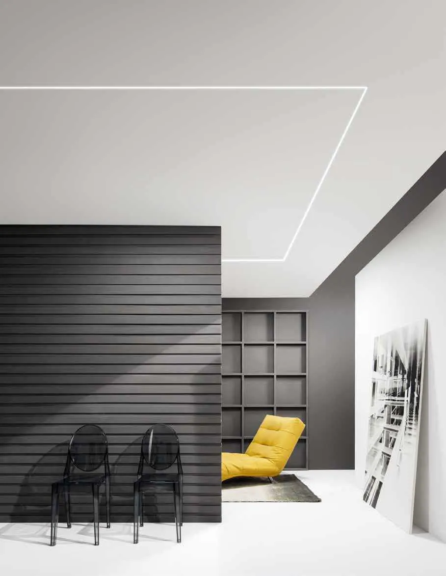 Linee di luce Invisiline Fan Europe a soffitto in un soggiorno con divano giallo