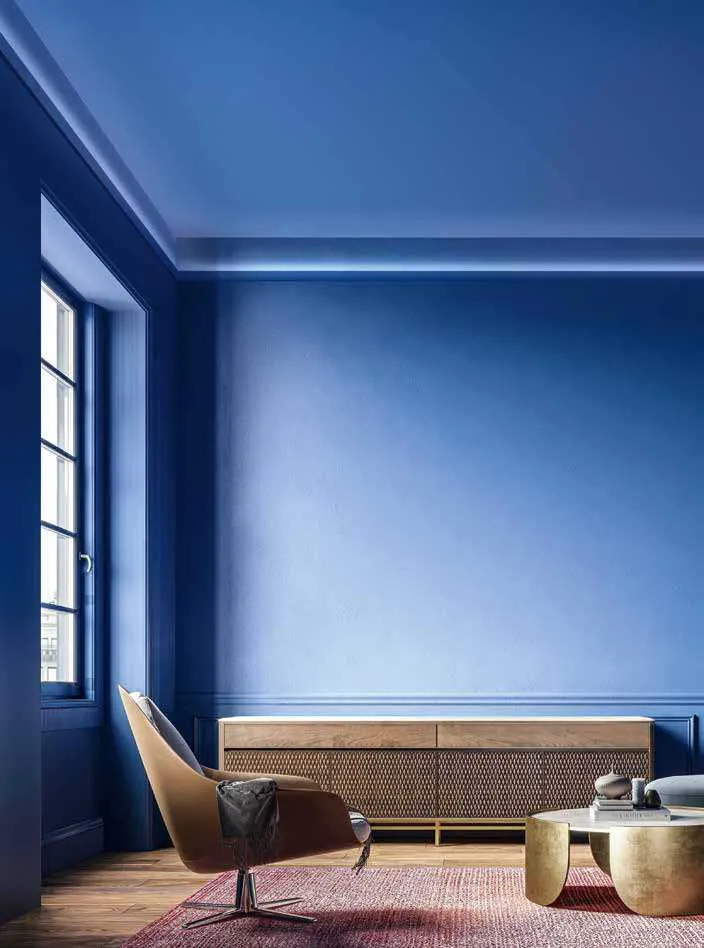 Velette in gesso Profy Fan Europe accese su una parete blu in un soggiorno