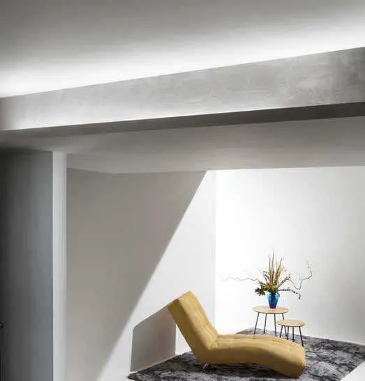 Soffitto ribassato illuminato con strip su profilo Piano Fan Europe sopra una chaise longue