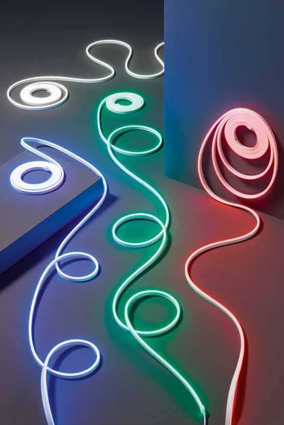 Neon LED flessibile Flex24V Fan Europe in blu, verde e rosso piegato a curve sulla parete