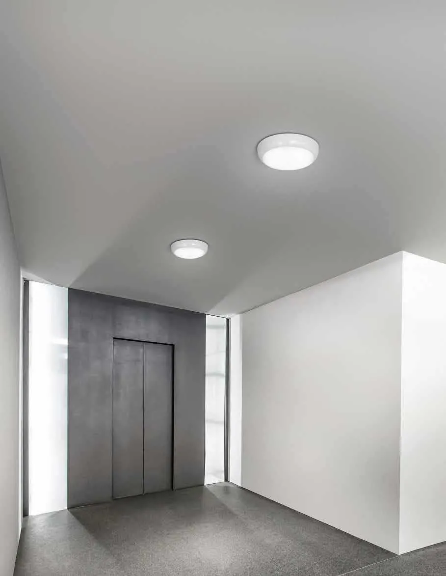 Plafoniere LED con emergenza Hublot Help Fan Europe tonde nel soffitto di un ingresso