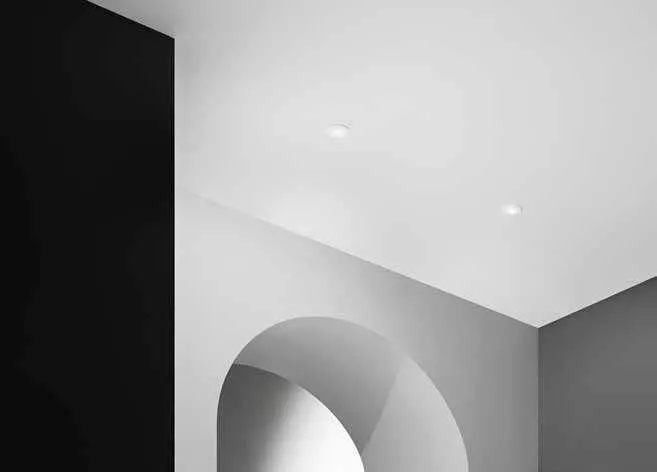 Incasso di emergenza Help INC Fan Europe quasi invisibile in un soffitto bianco