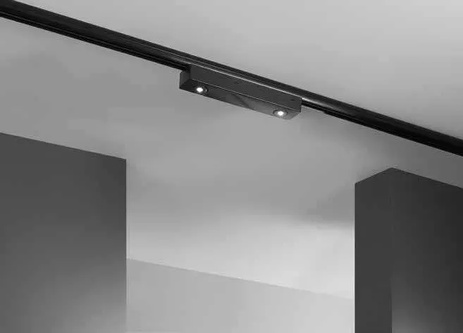 Lampada di emergenza Help Track Fan Europe nera inserita in un binario trifase a soffitto
