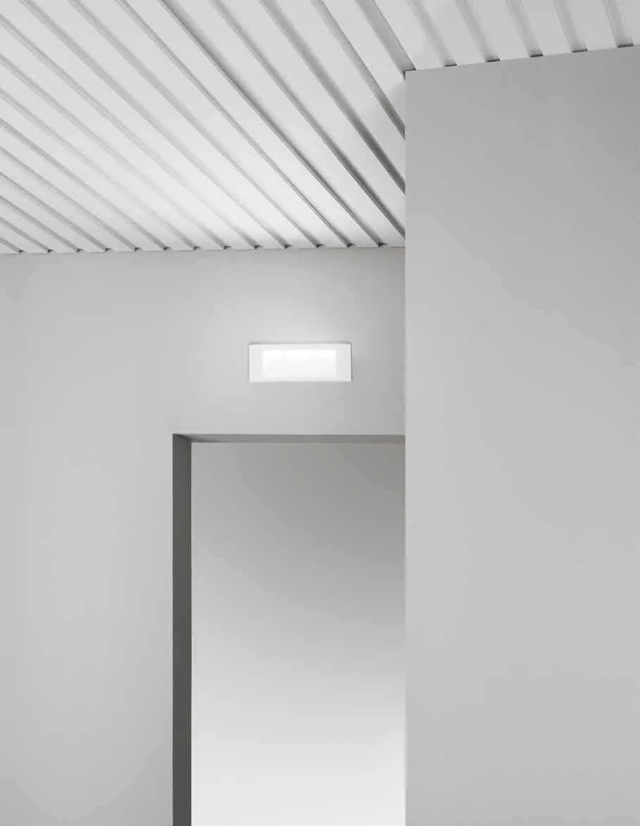 Lampada di emergenza Help 511 Fan Europe incassata in una parete sotto un soffitto a lamelle