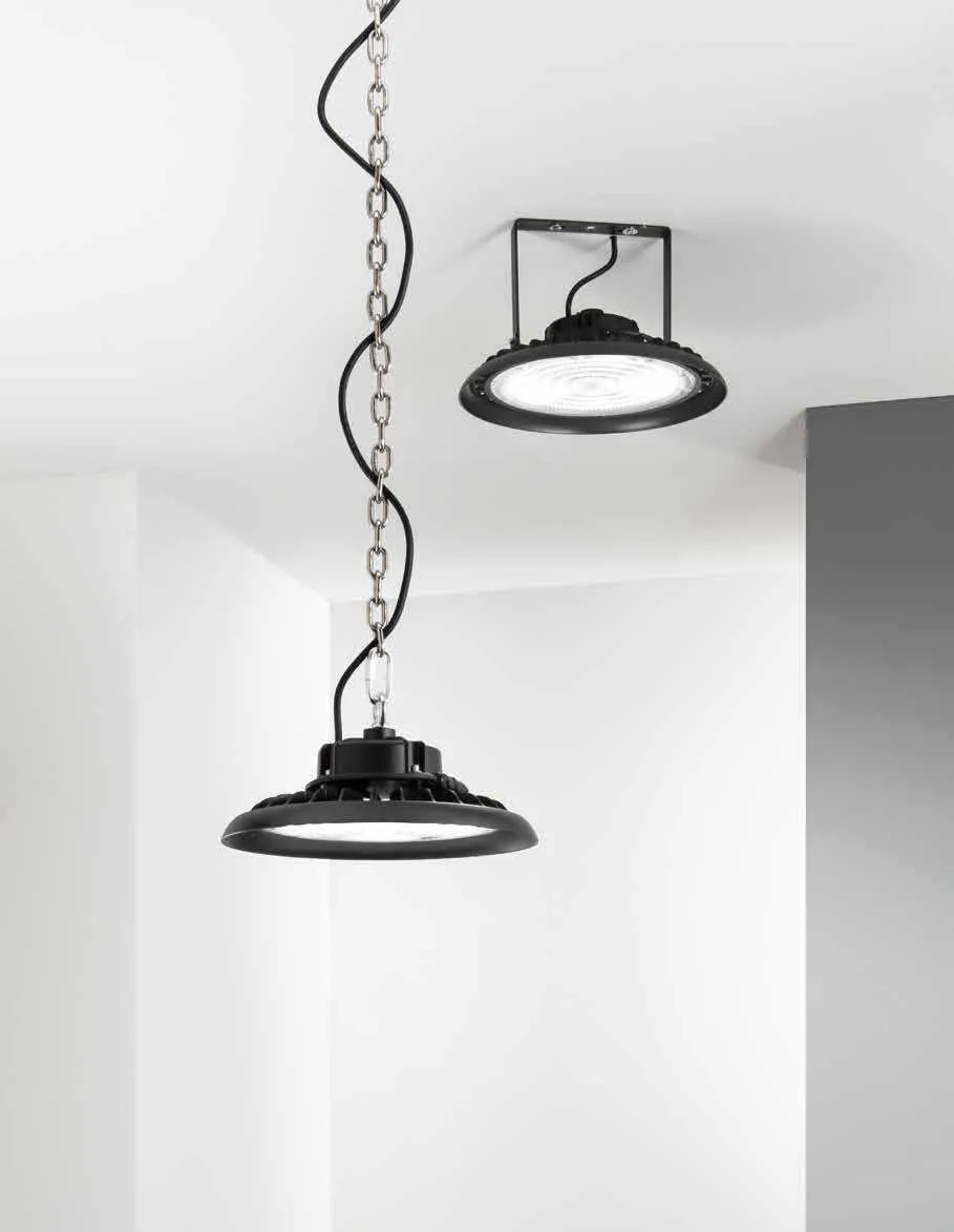 Lampade industriali Avatar Fan Europe nere appese con catena in un ambiente bianco