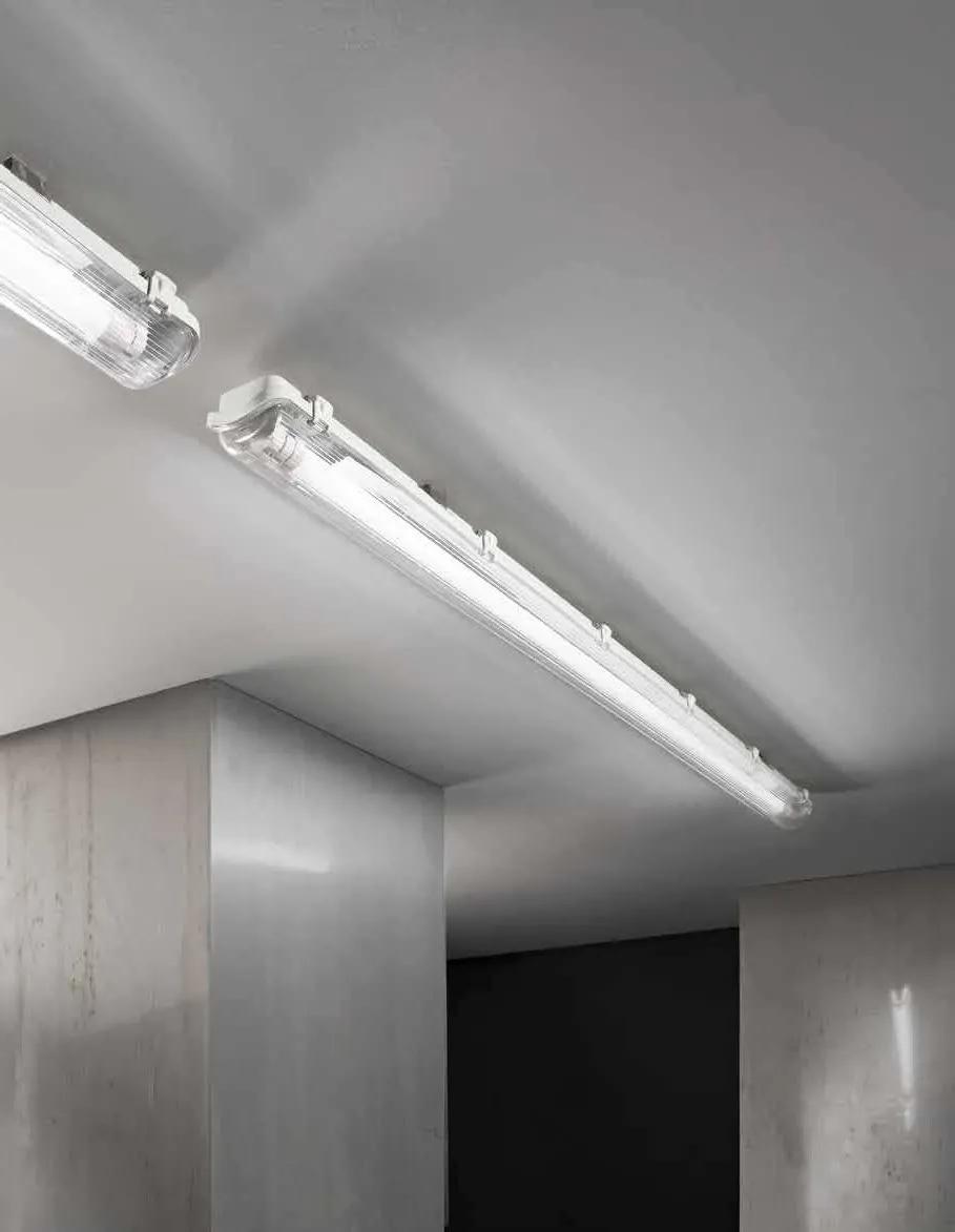 Plafoniere stagne Atlantic T8 Fan Europe accese sul soffitto di un locale tecnico
