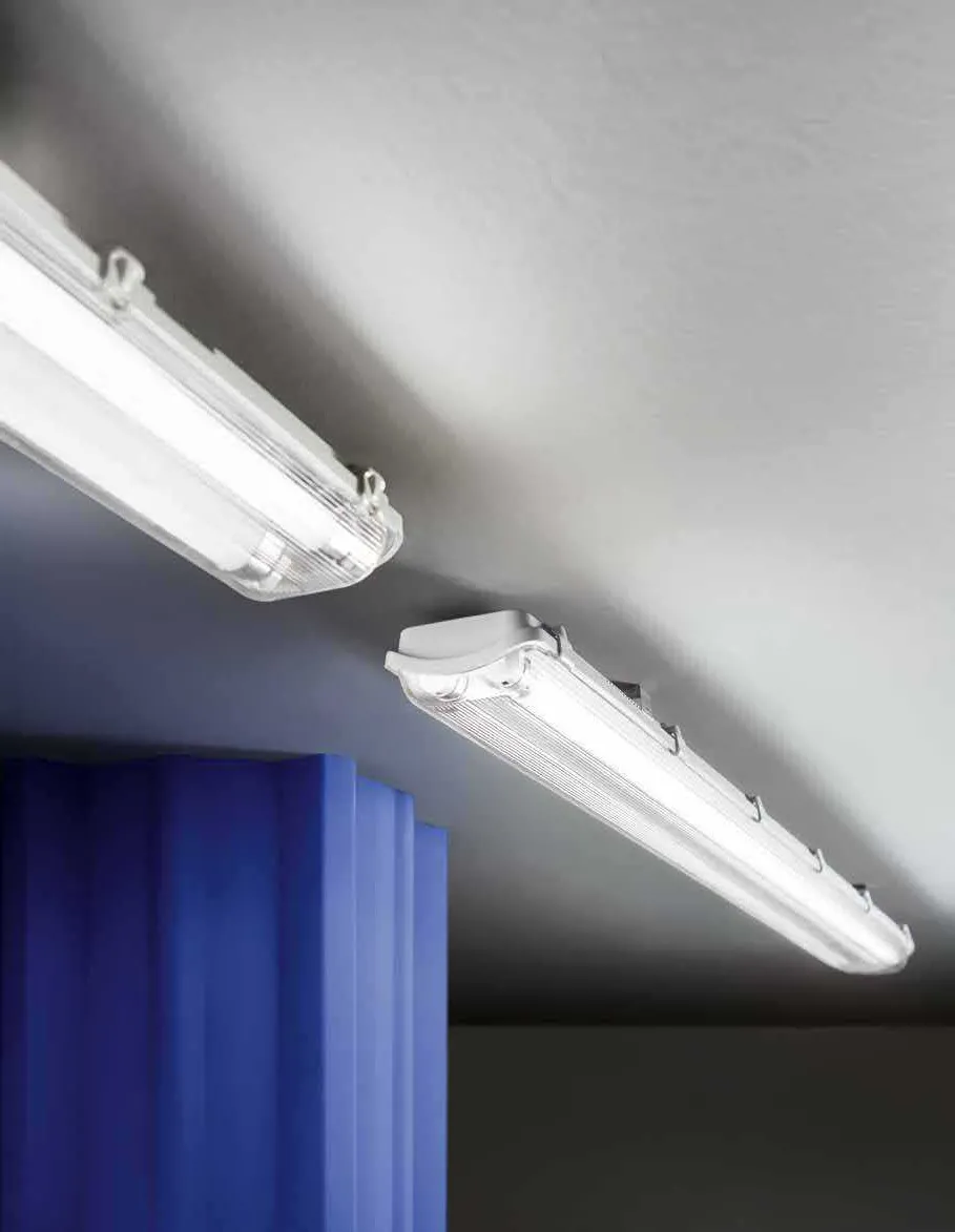 Plafoniere stagne Atlantic Fan Europe sul soffitto sopra una tenda blu