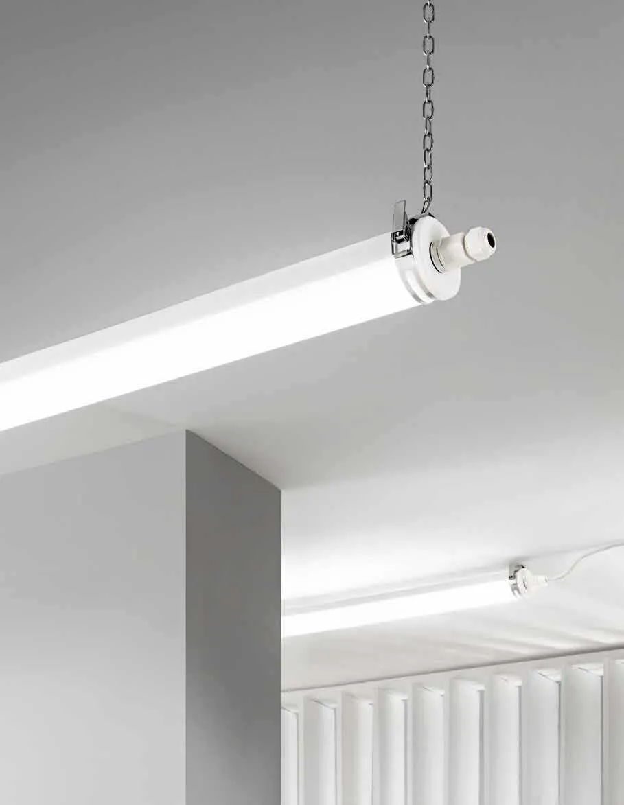 Plafoniera LED tubolare Uboot Fan Europe appesa con catena sopra un locale bianco