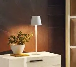 Lampada LED Icon 2.4 Imba bianca sul comodino, ritaglio della camera