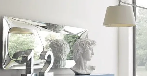 Specchiera rettangolare in vetro Trend Style Imba sopra una madia blu, ritaglio