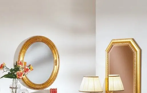 Specchiere Trend Style Imba ovale e ottagonale dorate sopra due consolle, ritaglio