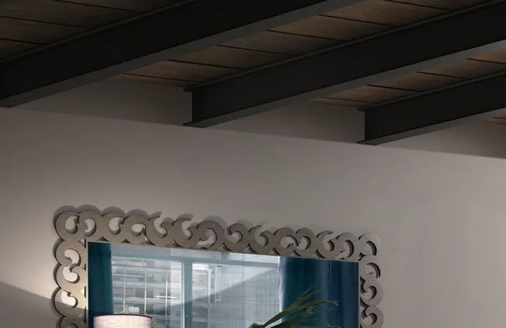 Specchiera traforata Trend Style Imba scura sopra una credenza, ritaglio