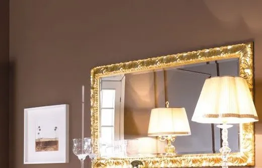 Specchiera in foglia oro Trend Style Imba sopra una credenza in legno, ritaglio