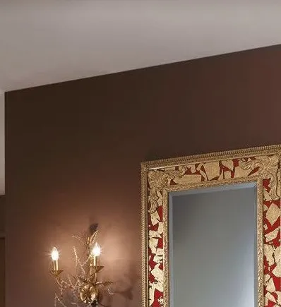 Specchiera in foglia oro Trend Style Imba sopra un mobile, ritaglio