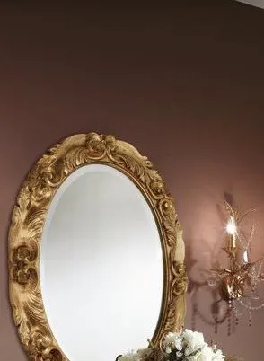 Specchiera ovale in foglia oro Trend Style Imba sopra una consolle, ritaglio