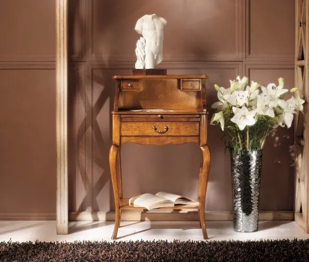 Portatelefono Trend Style Imba con cassetto e alzatina accanto a fiori bianchi