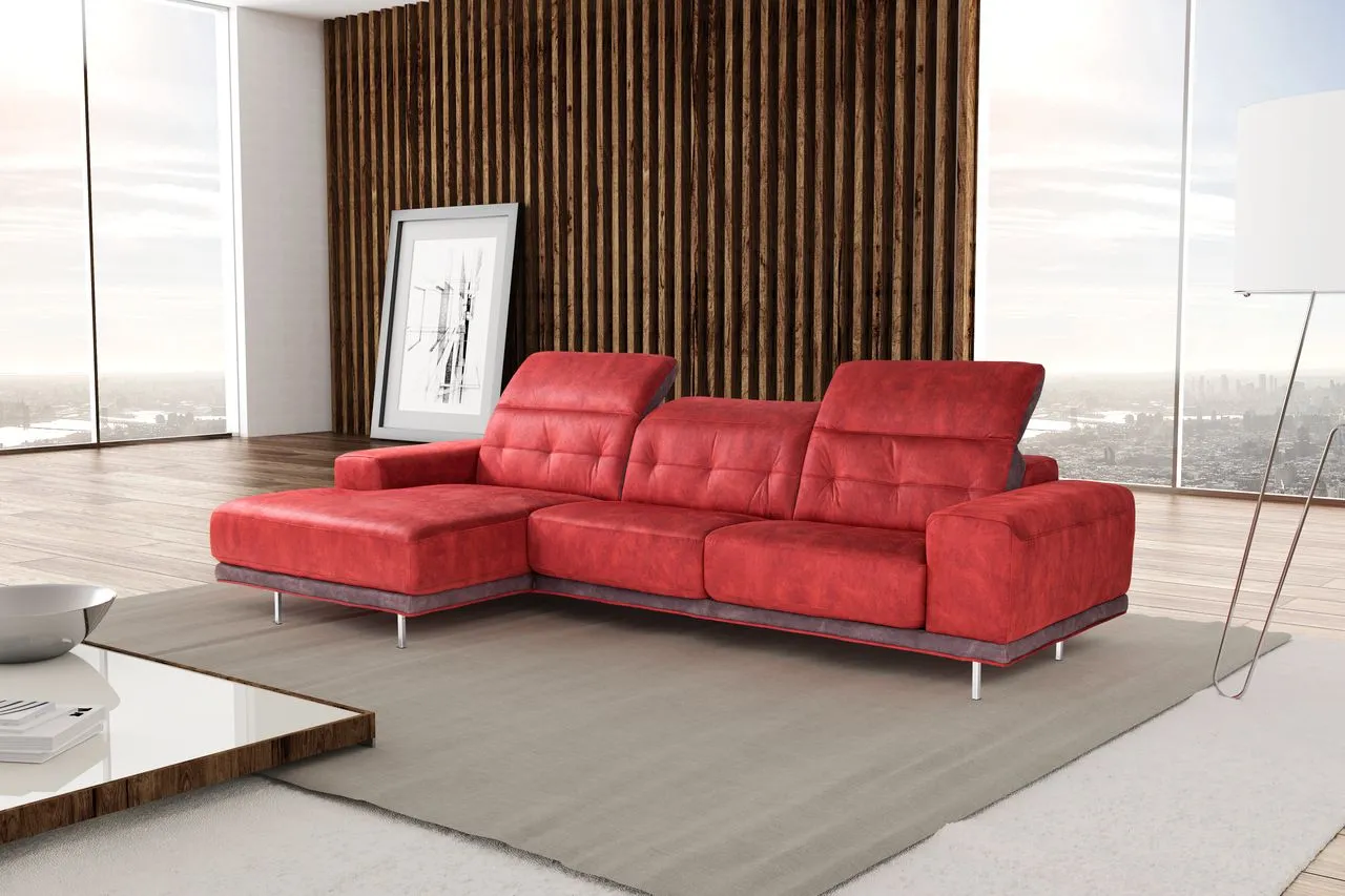 Divano Iris Max Sofà in tessuto rosso con chaise longue in un soggiorno con parete in legno