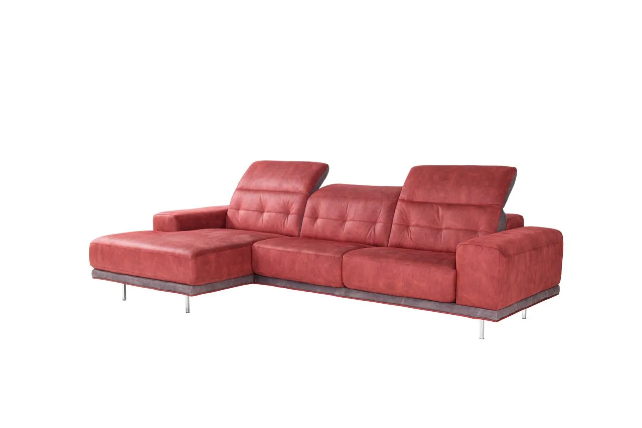 Divano Iris Max Sofà rosso con chaise longue e poggiatesta alzati, vista di tre quarti