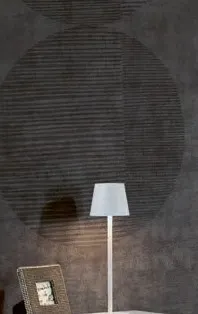 Lampada Marte Imba sul comodino grigio, ritaglio della camera