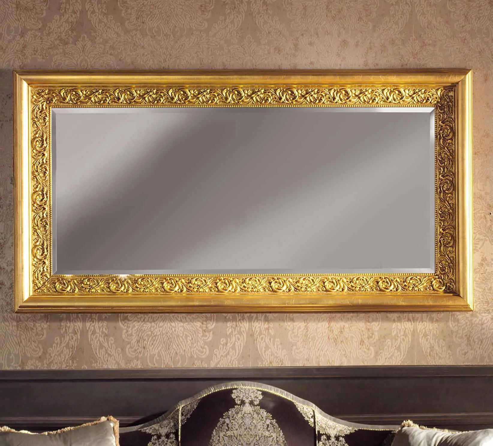 Specchiera SP 6030 Imba in foglia oro con fascia lavorata su parete dorata
