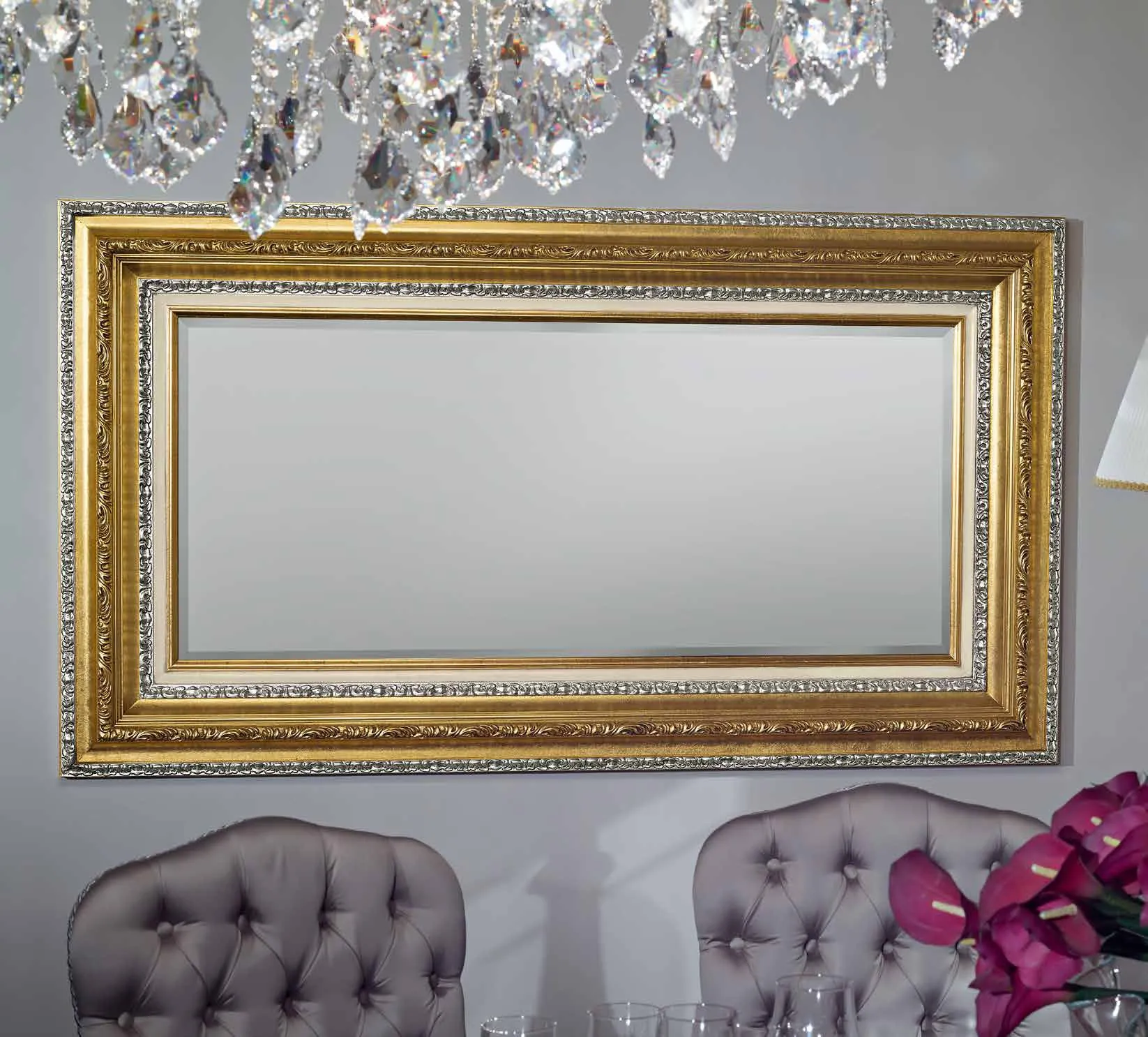 Specchiera SP 6040 Imba oro e argento sotto un lampadario di cristallo