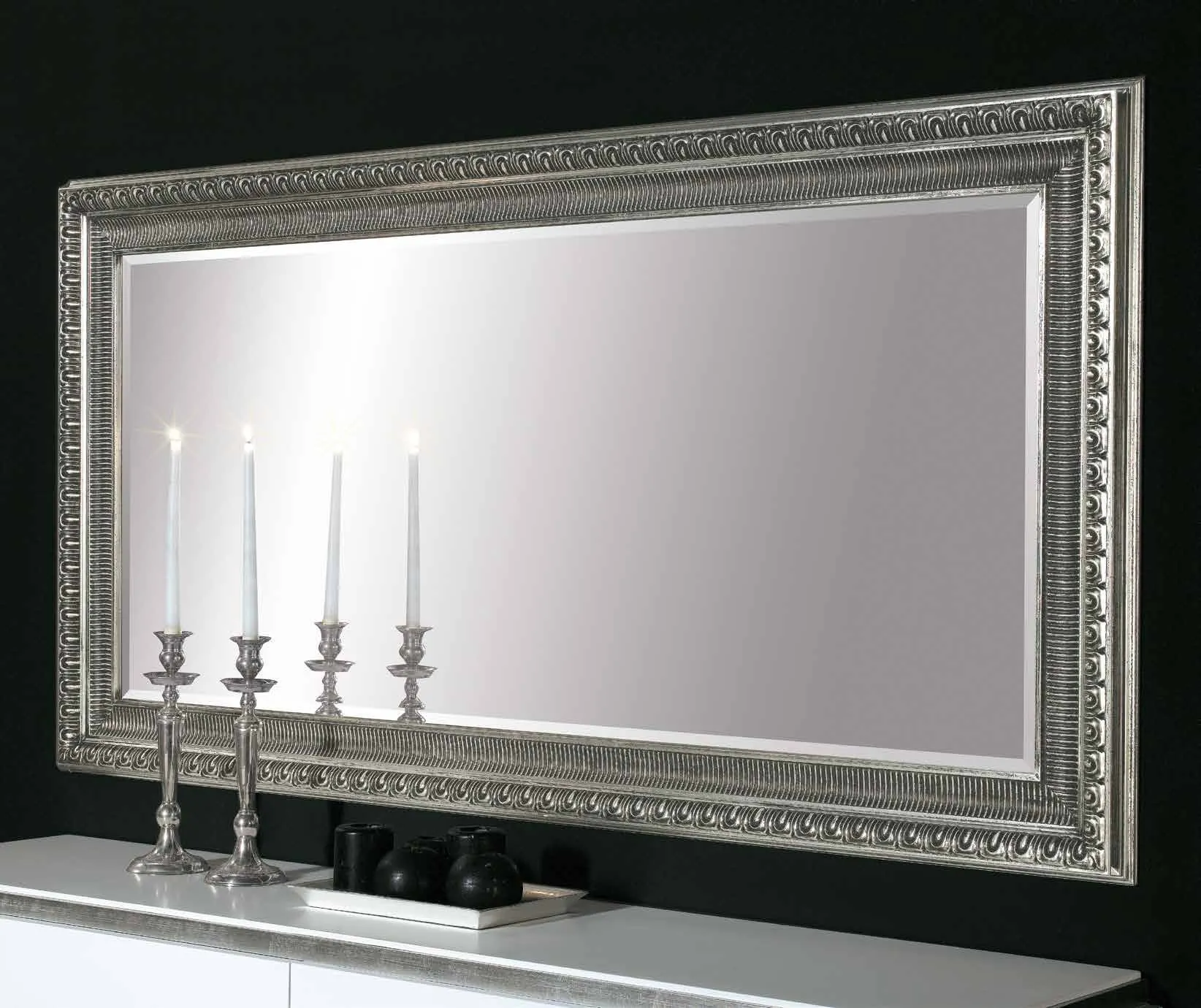 Specchiera SP 6050 Imba argentata sopra una credenza bianca con candelieri