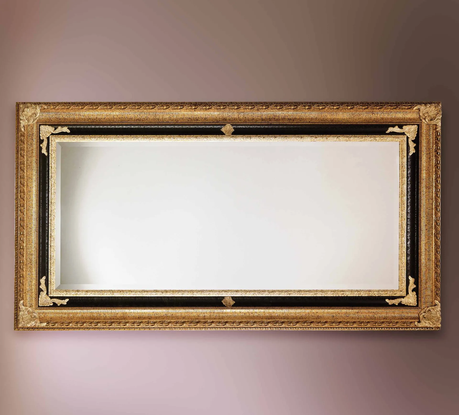 Specchiera SP 6070 Imba nera e oro con rosoni su parete rosata