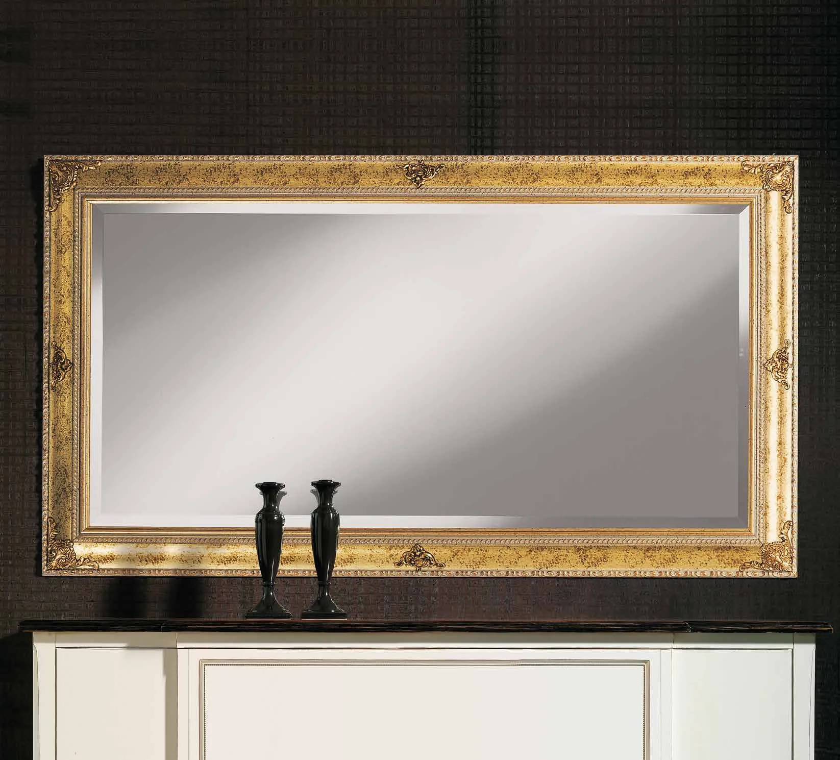 Specchiera SP 6140 Imba dorata con fregi sopra una credenza avorio
