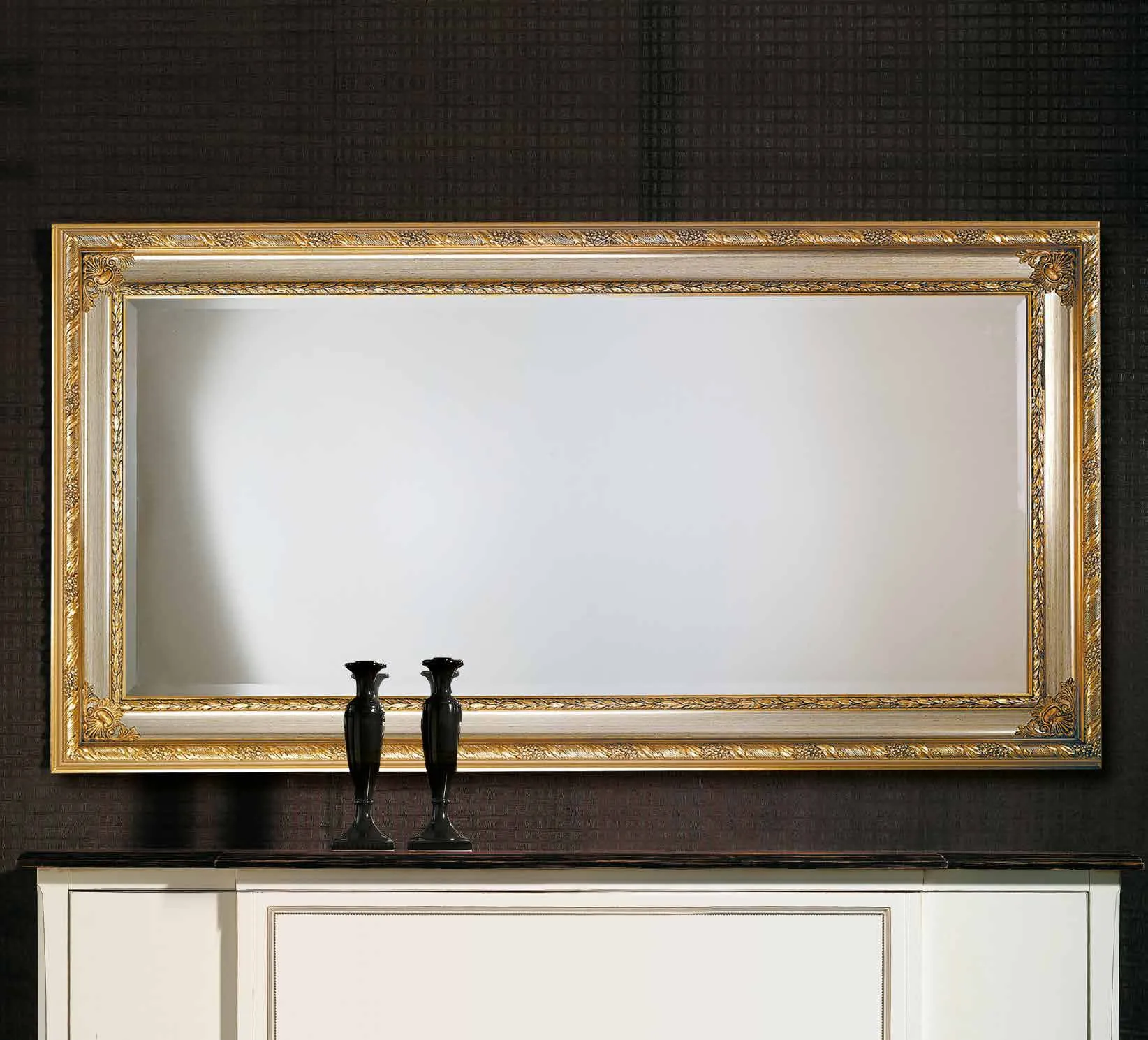 Specchiera SP 6150 Imba oro e avorio sopra una credenza con candelieri