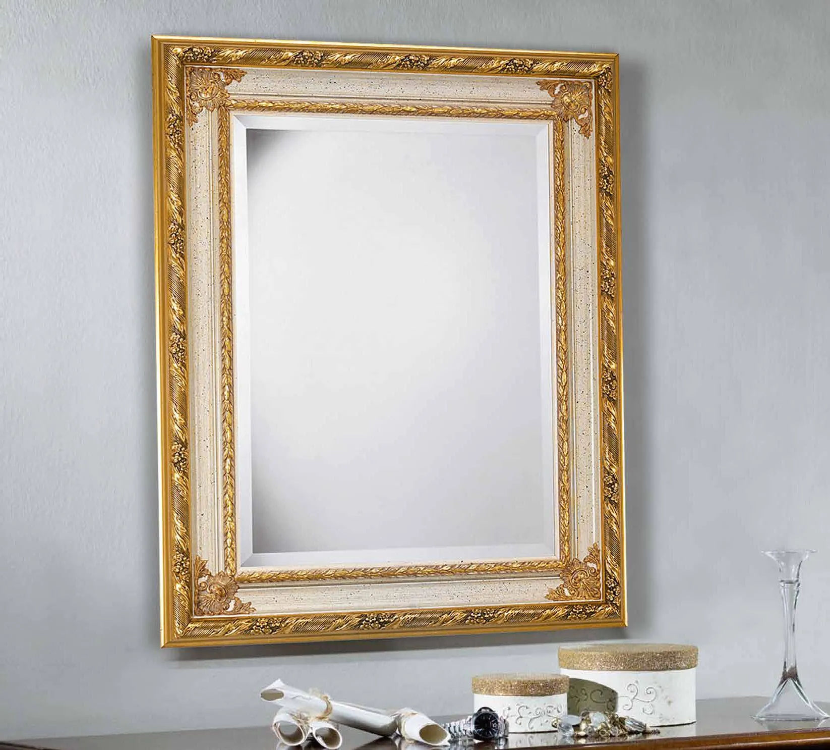 Specchiera SP 6150 Imba oro e avorio su parete grigia, seconda ambientazione