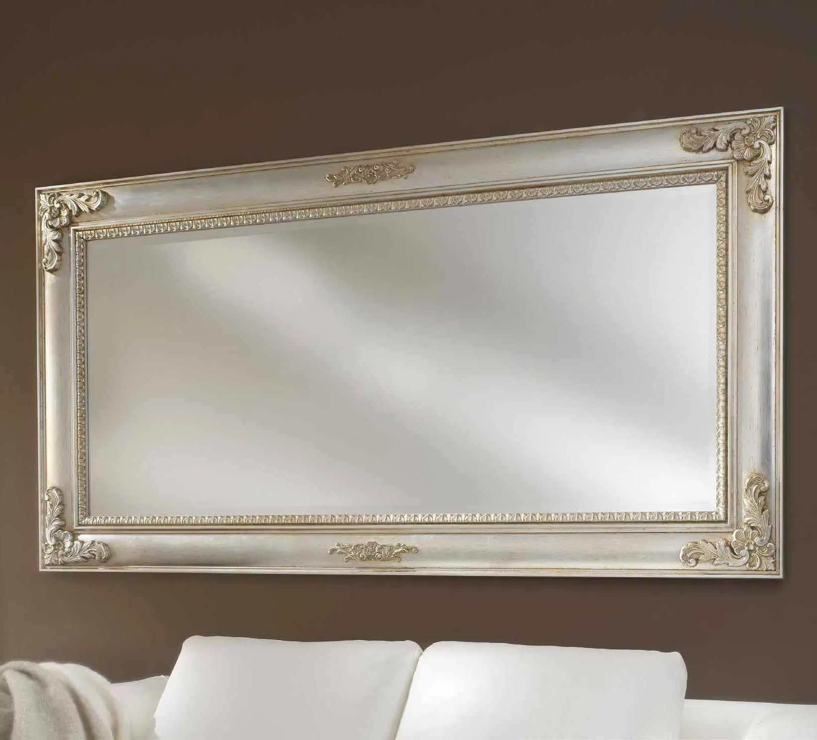 Specchiera SP 6210 Imba argento chiaro con fregi sopra un divano bianco