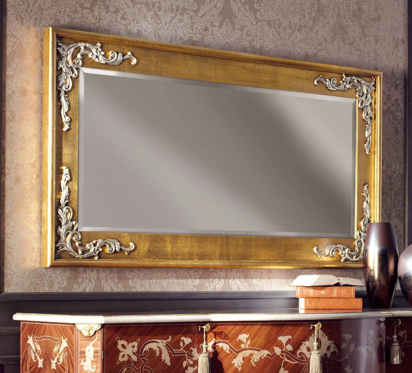 Specchiera SP 6260 Imba dorata con angoli argentati sopra una credenza intarsiata