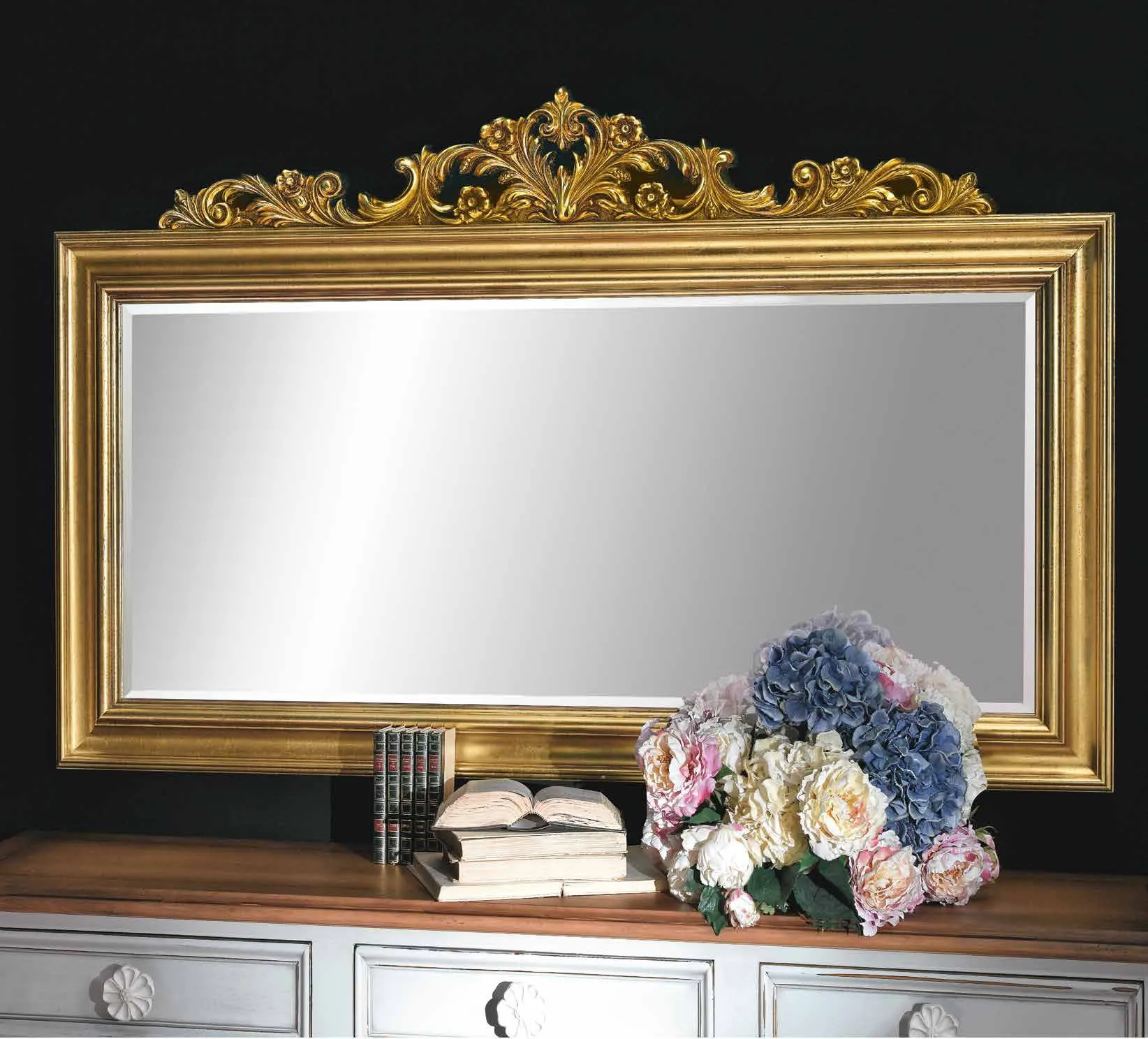 Specchiera SP 6270 Imba dorata con cimasa intagliata sopra un comò bianco