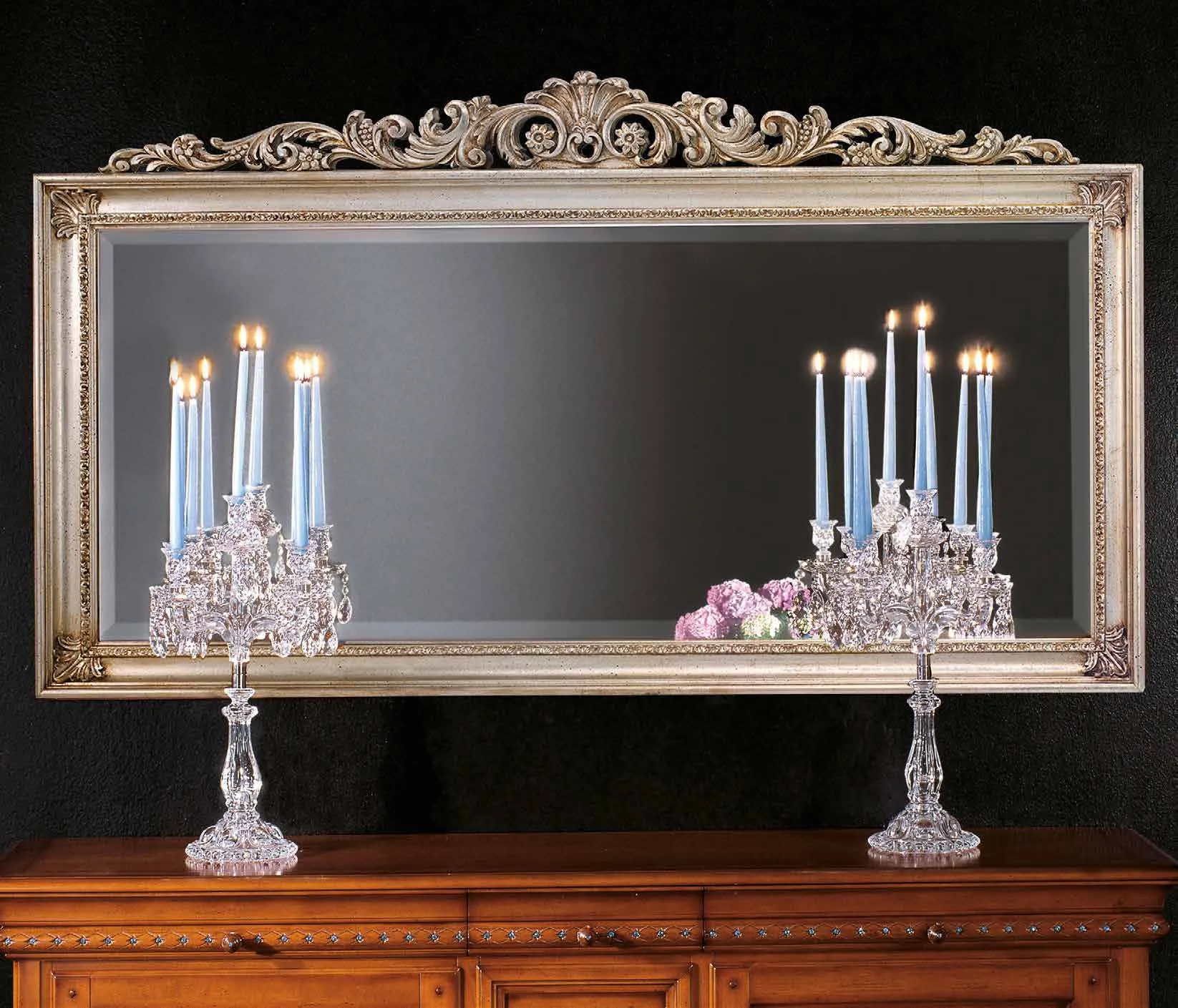 Specchiera SP 6280 Imba argentata con cimasa sopra una credenza in legno