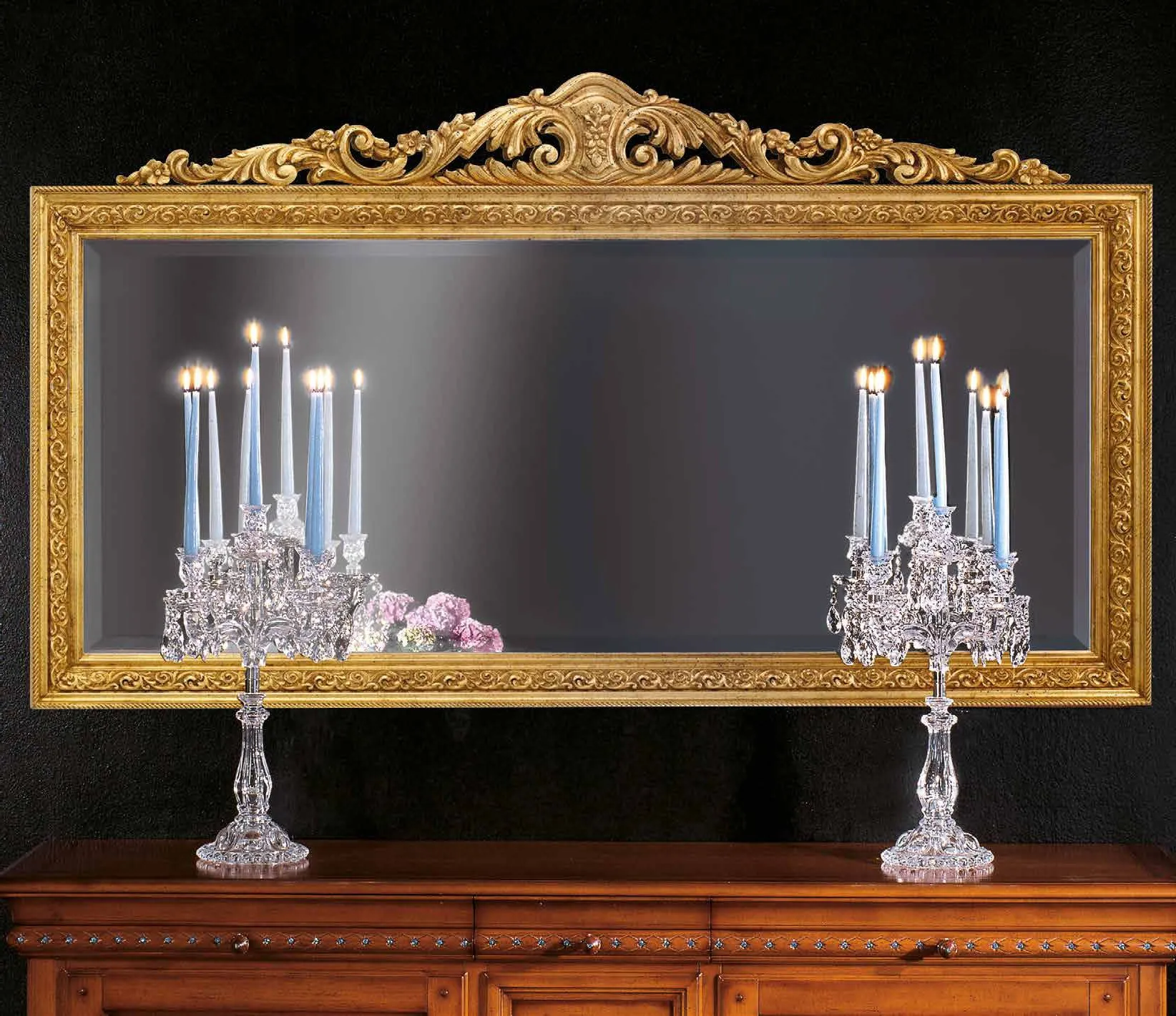 Specchiera SP 6290 Imba dorata con cimasa fra due candelabri di cristallo