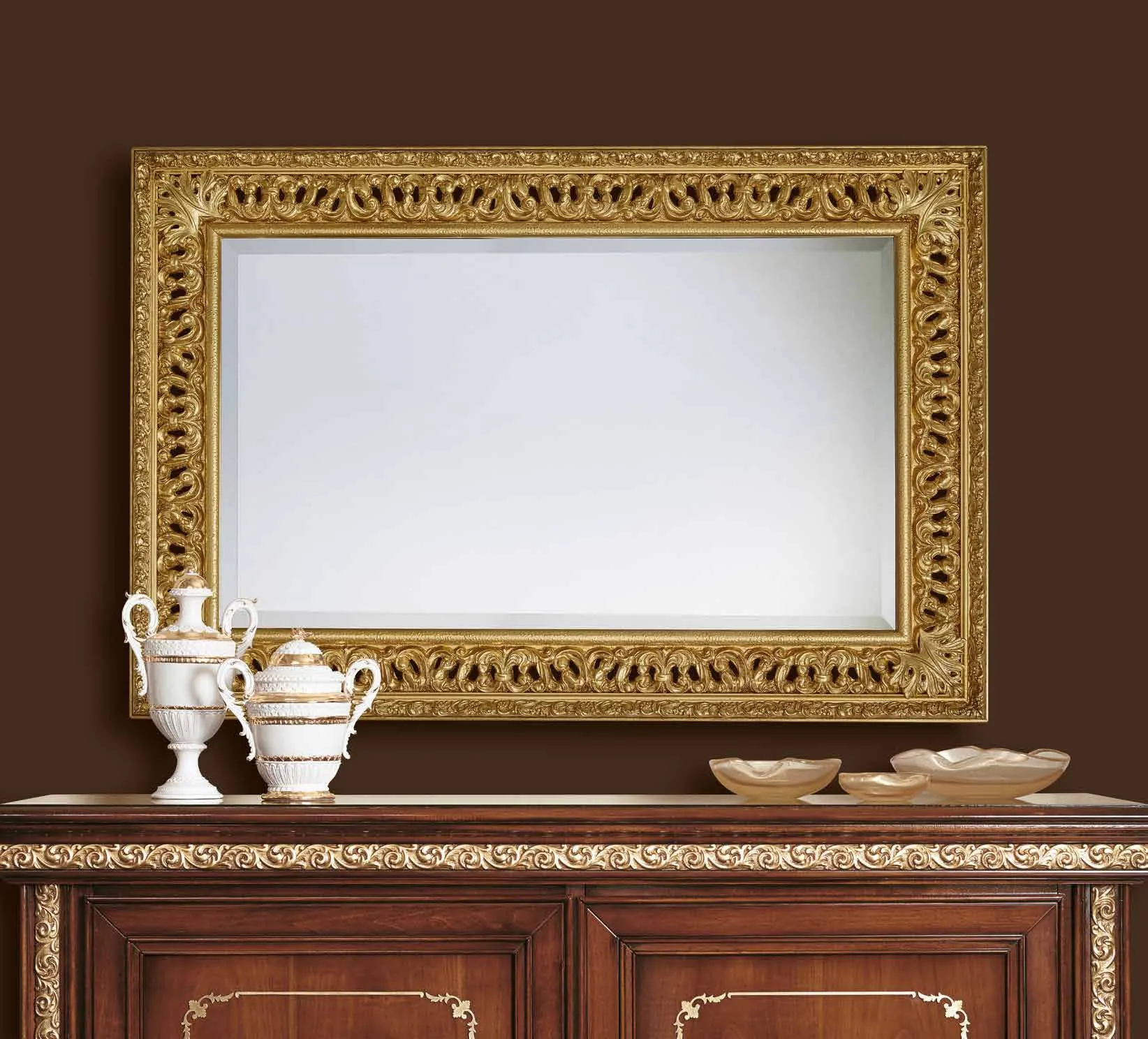 Specchiera SP 6370 Imba dorata intagliata sopra una credenza con servizio da tè