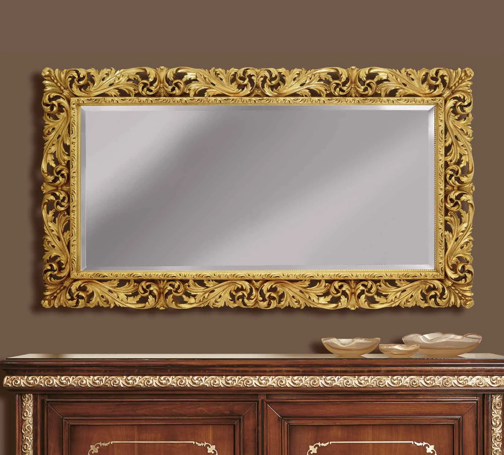 Specchiera SP 6390 Imba dorata a intaglio fitto sopra una credenza in noce