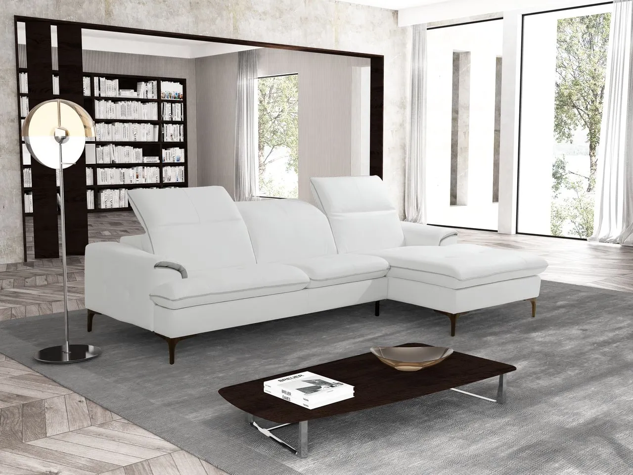 Divano Flavia Max Sofà in pelle bianca con chaise longue in un soggiorno con libreria