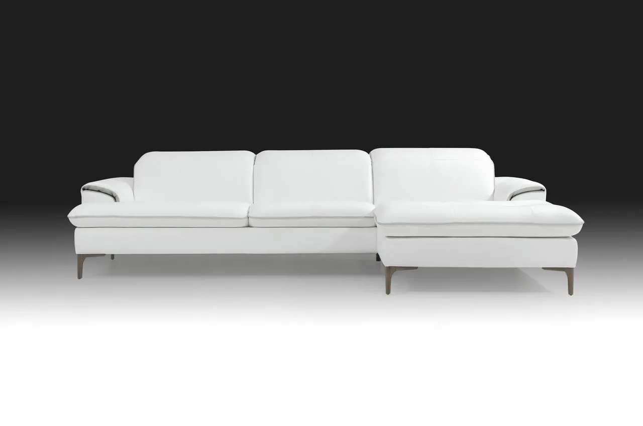 Divano Flavia Max Sofà in pelle bianca con chaise longue, vista frontale su fondo scuro