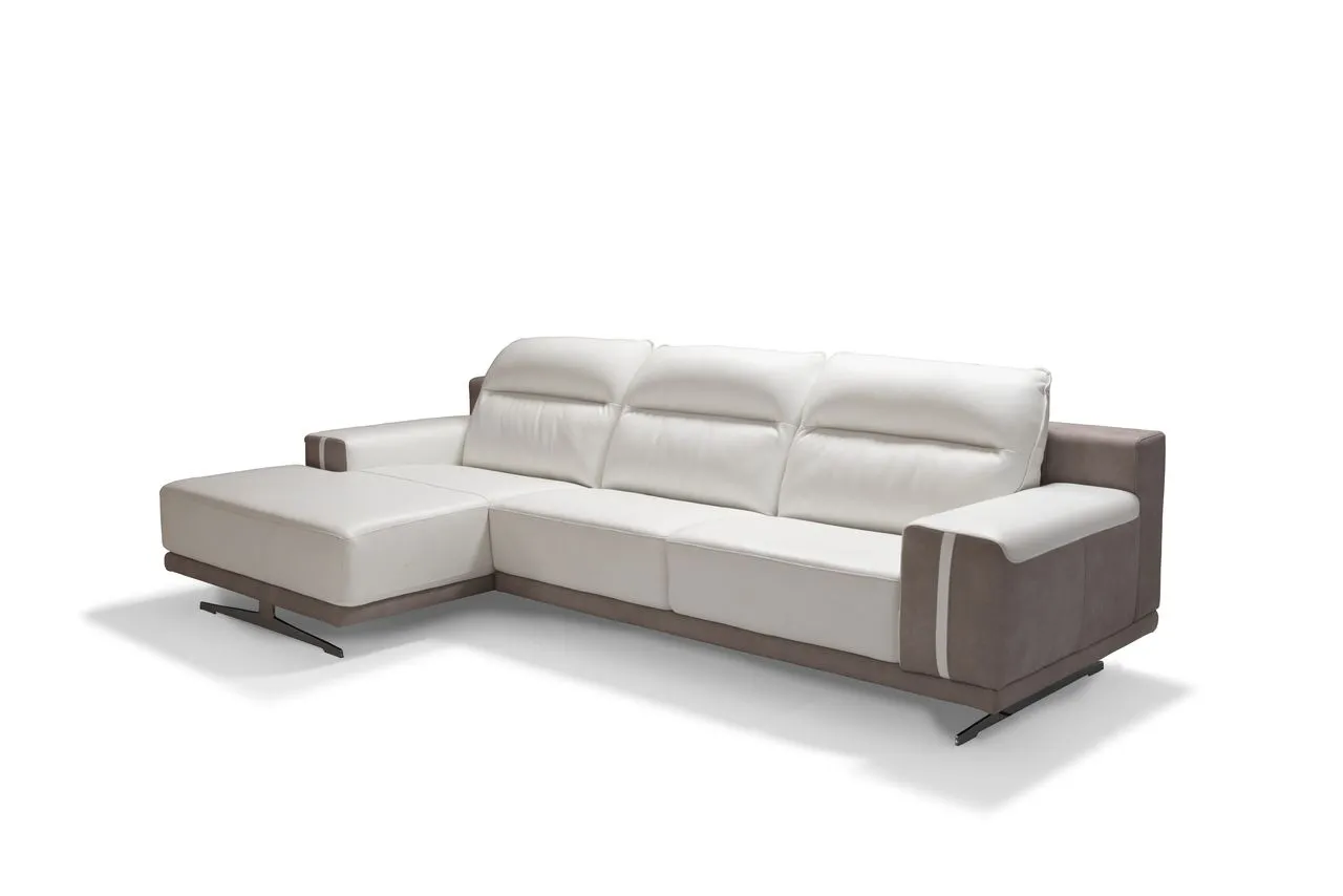 Divano Satis Max Sofà con chaise longue, cuscini bianchi e scocca tortora, vista di tre quarti