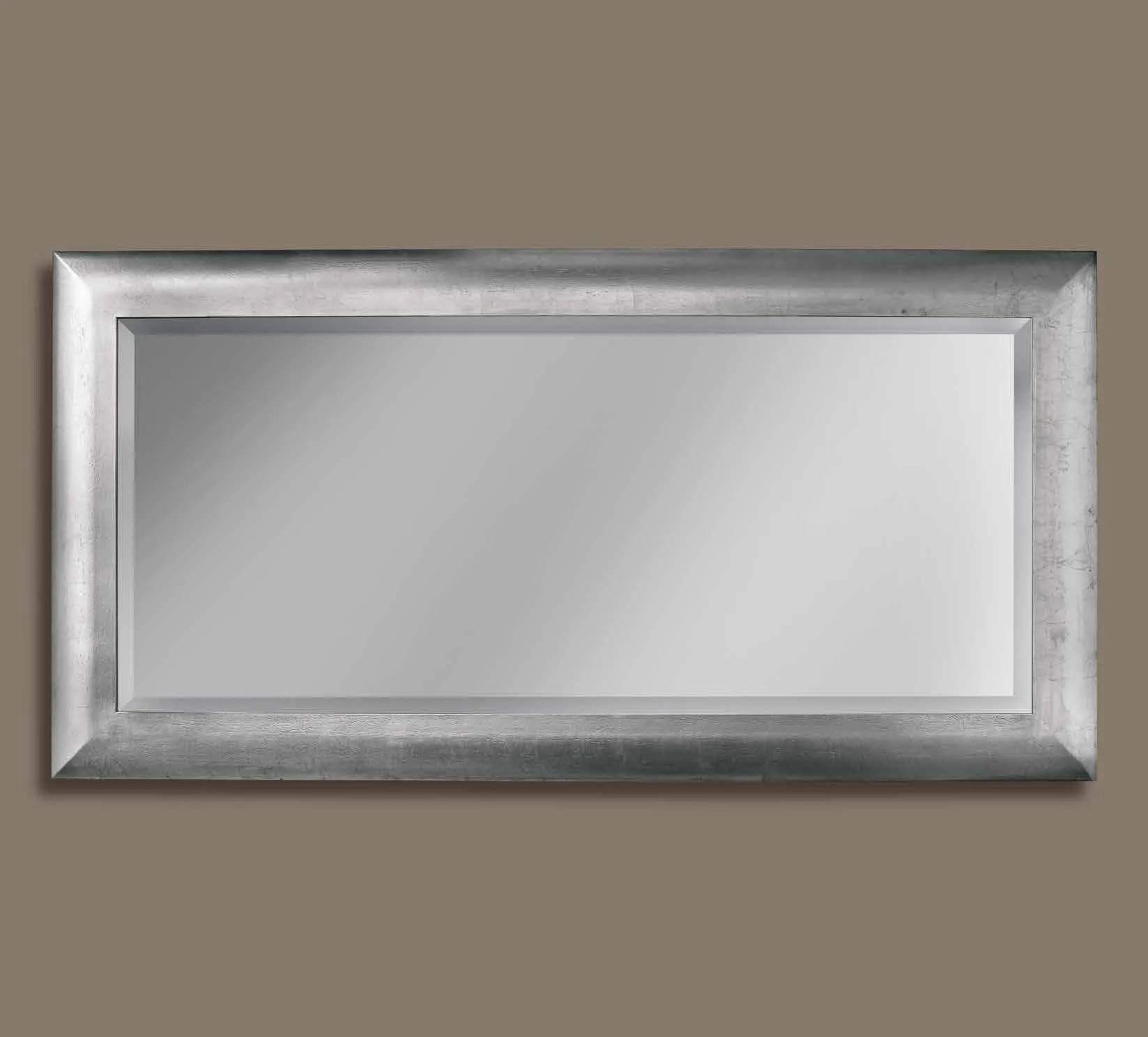 Specchiera SP 7650 Imba argentata a fascia larga su parete tortora