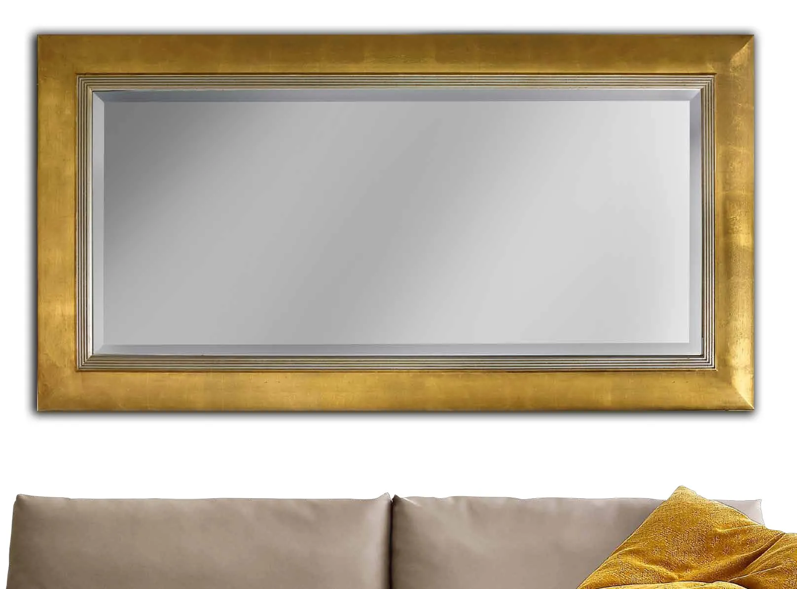 Specchiera SP 7660 Imba dorata a fascia liscia sopra un divano
